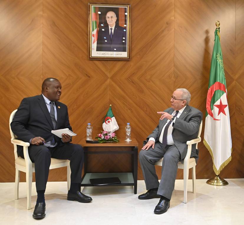 السيد لعمامرة يستقبل رئيس البرلمان الإفريقي