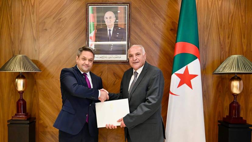 Le ministre Attaf reçoit les Copies figurées des lettres de créance du nouvel ambassadeur de la Hongrie