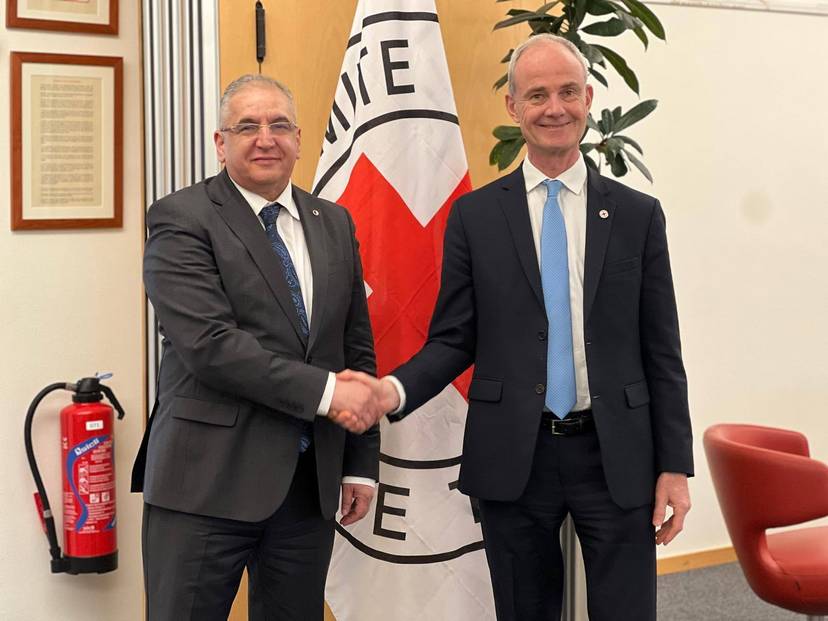 M. Lounès Magramane s'entretient avec le vice-président du Comité international de la Croix-Rouge