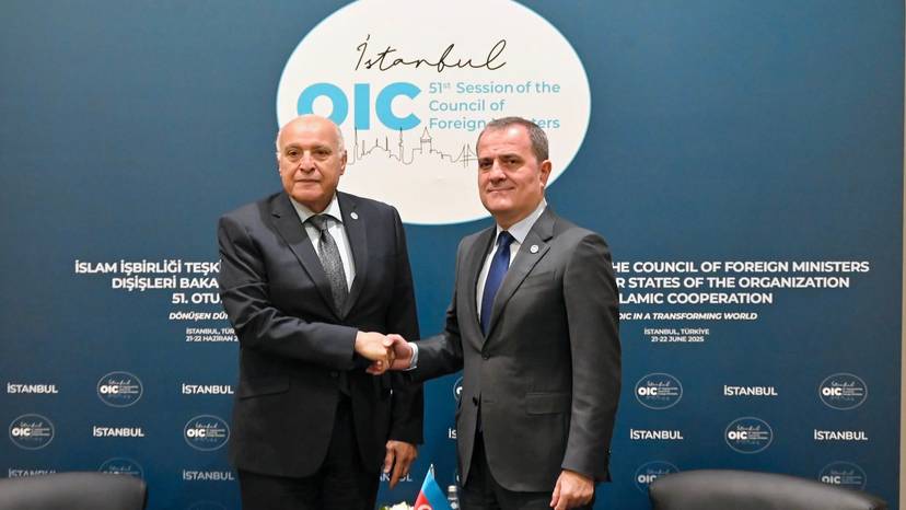 M. Attaf tient une réunion bilatérale avec son homologue azerbaïdjanais
