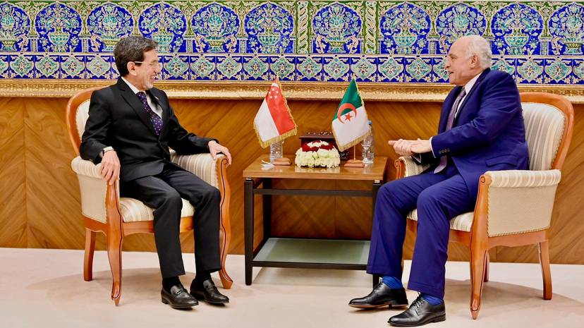 M. Attaf a reçu l'ambassadeur non résident de la République de Singapour en Algérie.